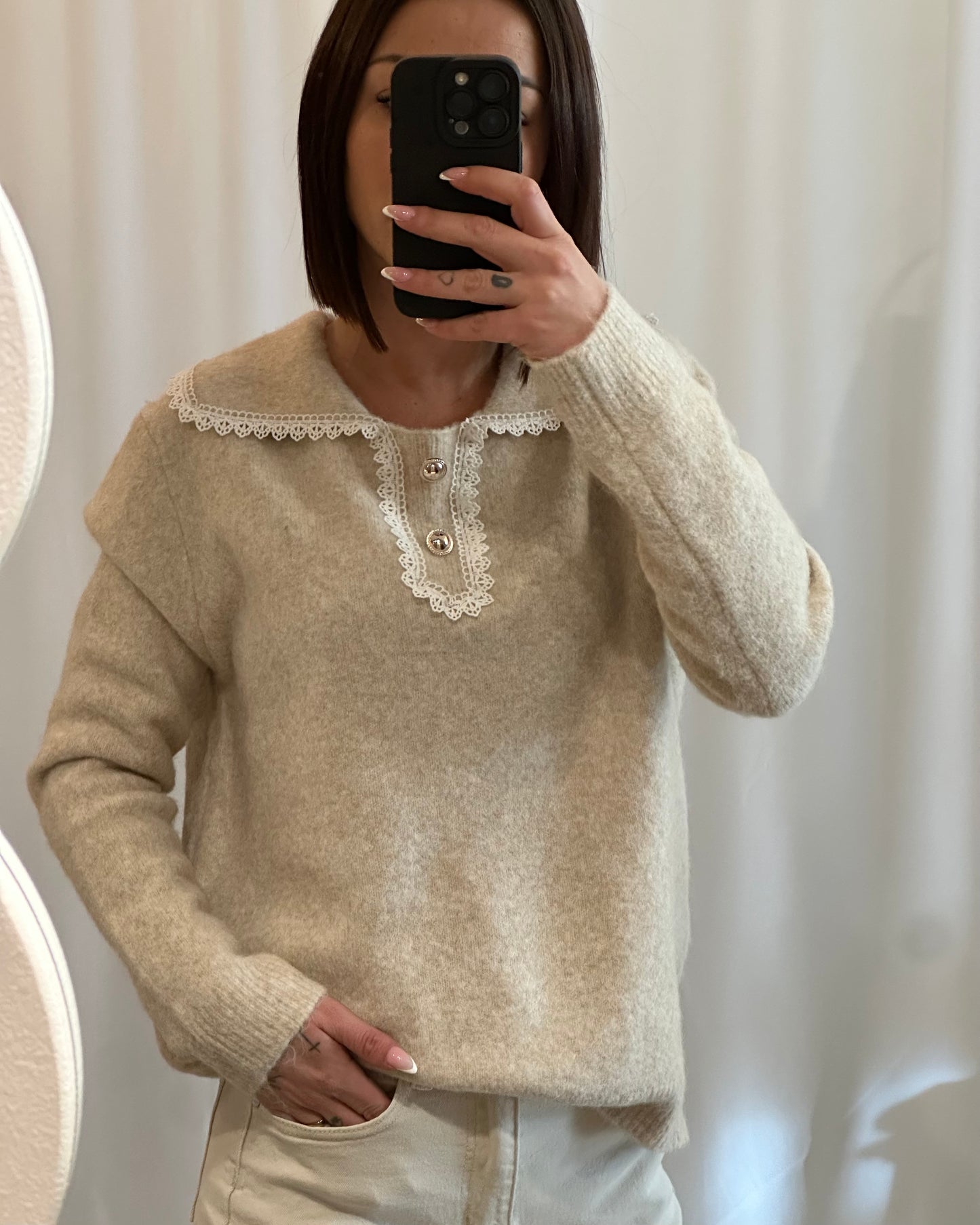 Pull beige col dentelle - La Maison de Manon