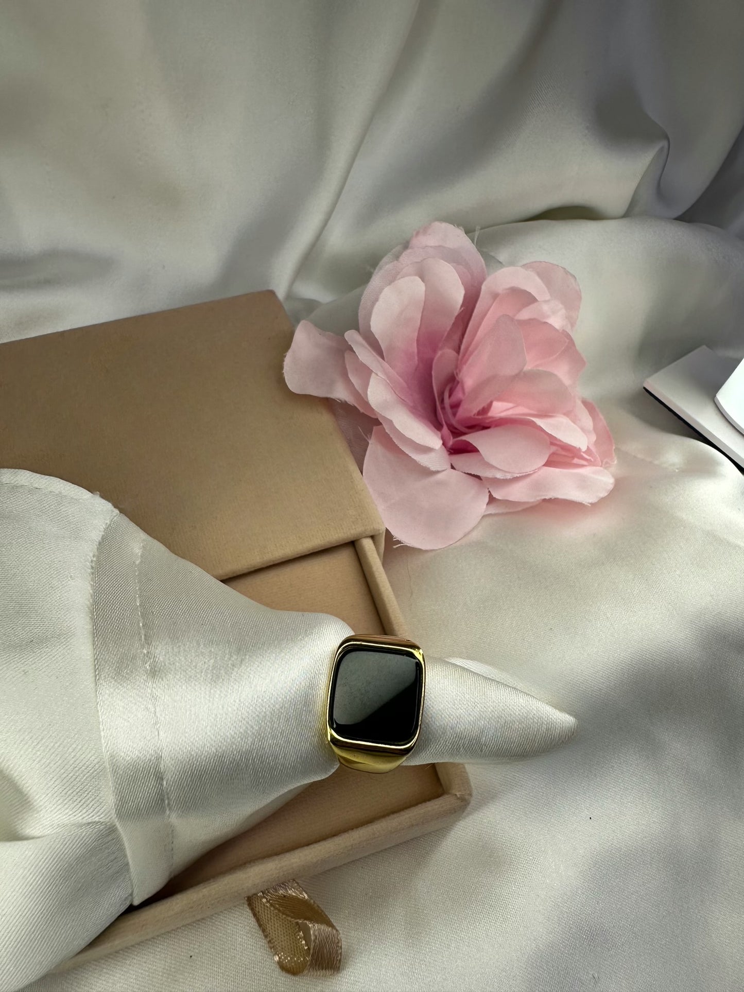 Bague chevalière Dorée et noire - La maison de Manon