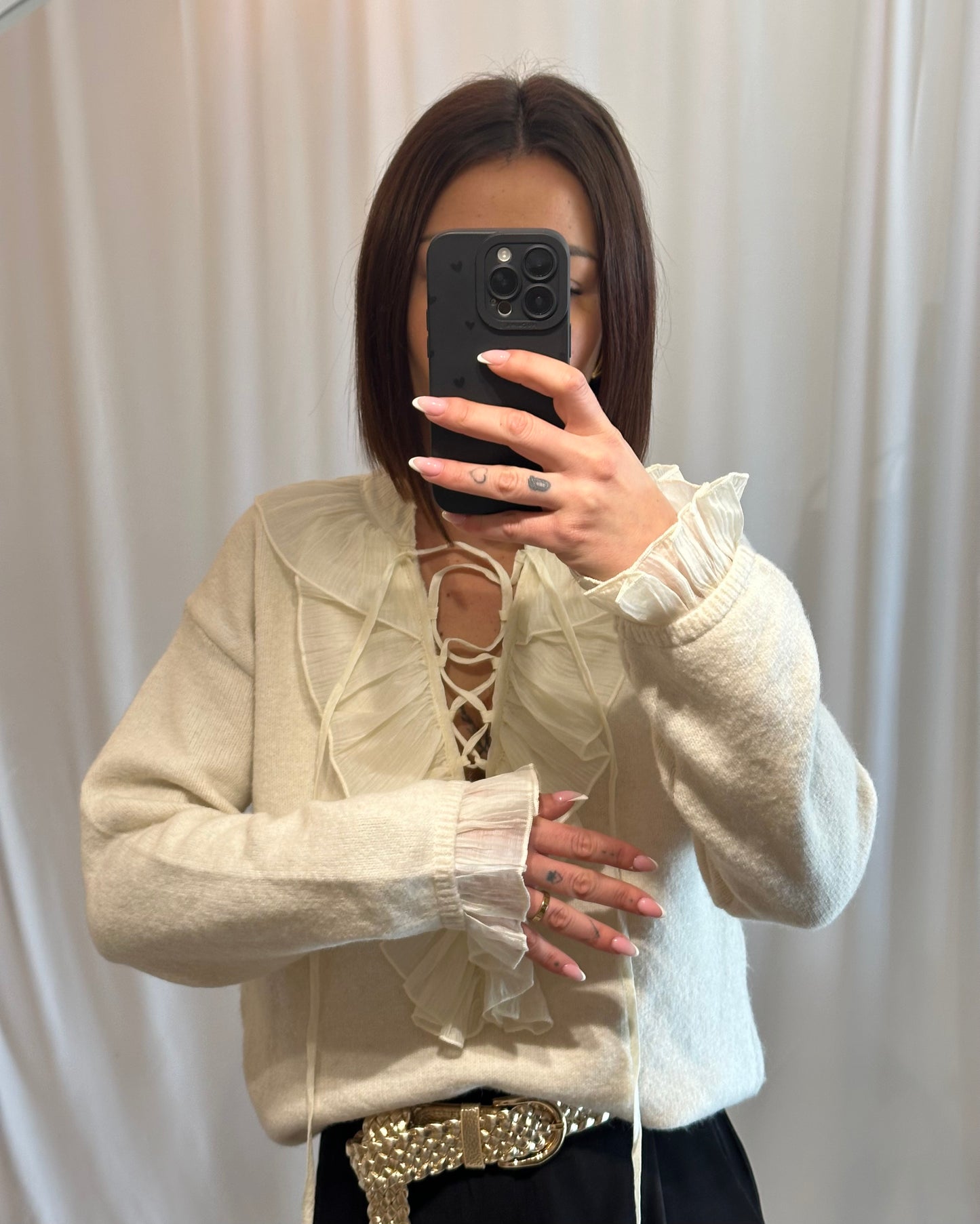 Pull crème col volanté avec laçage – Chic & féminin - La Maison de Manon
