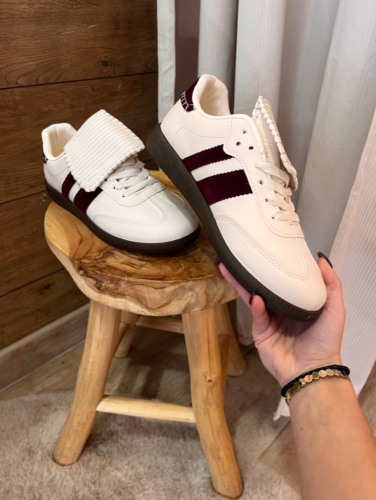 Baskets blanches femme à bandes bordeaux, Style chic - La Maison de Manon