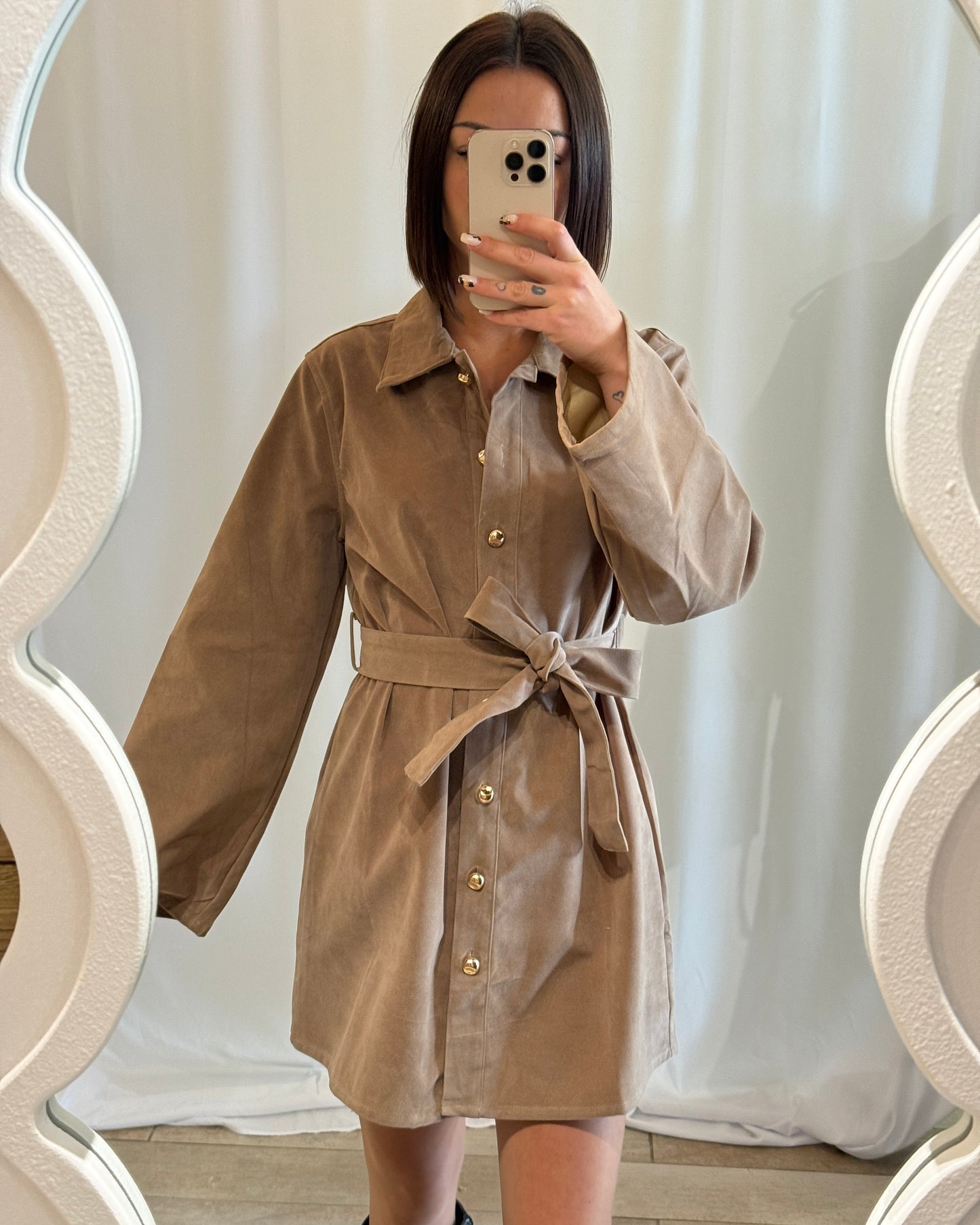 Robe chemise en suédine beige taupe – La Maison de Manon