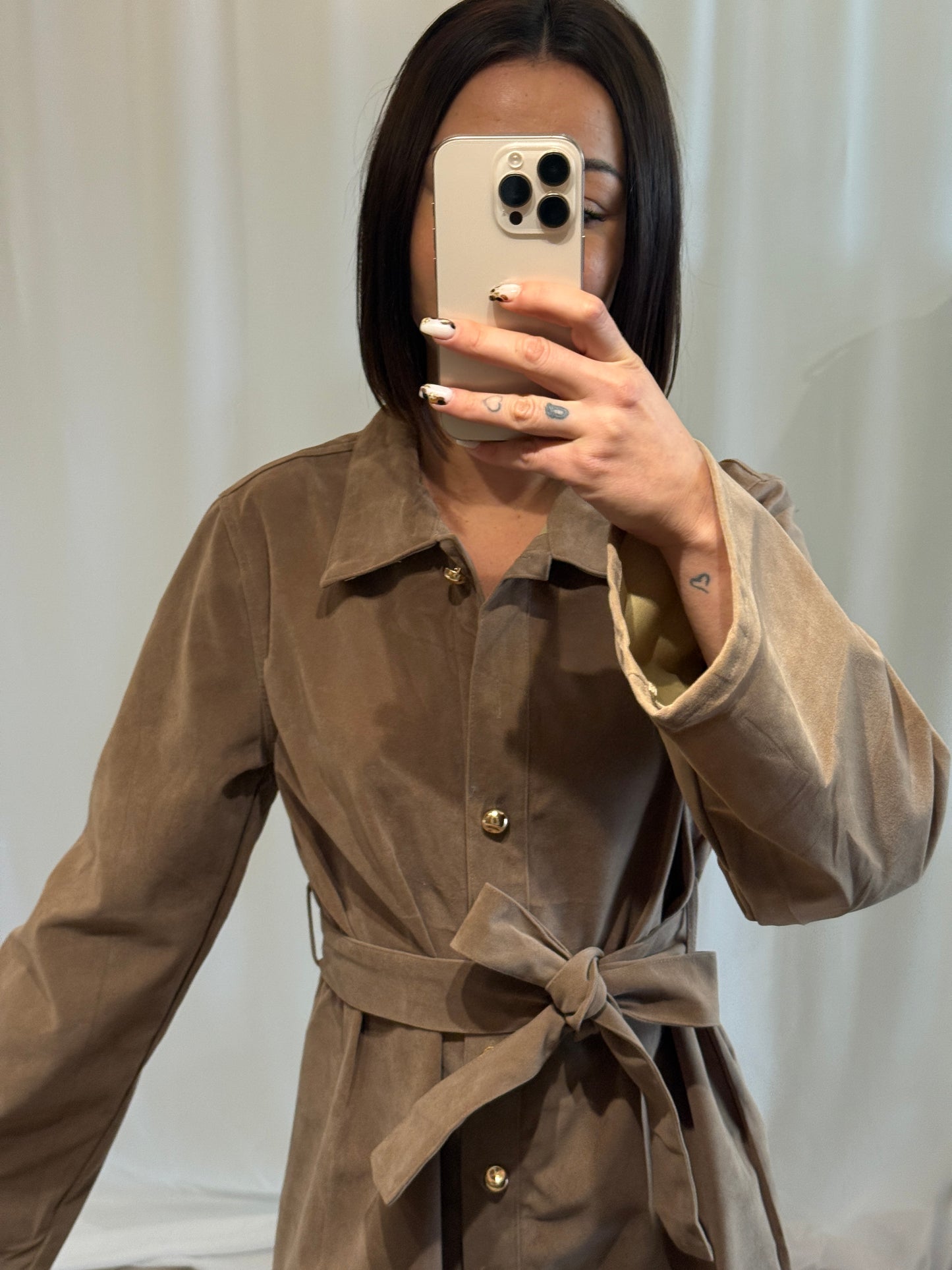 Robe chemise en suédine beige taupe – La Maison de Manon