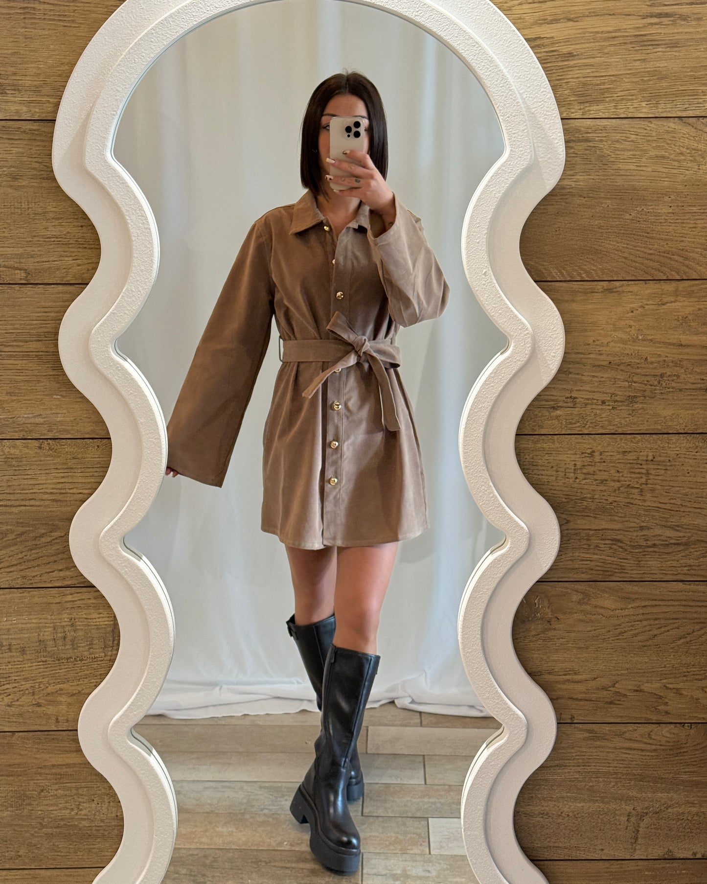 Robe chemise en suédine beige taupe – La Maison de Manon