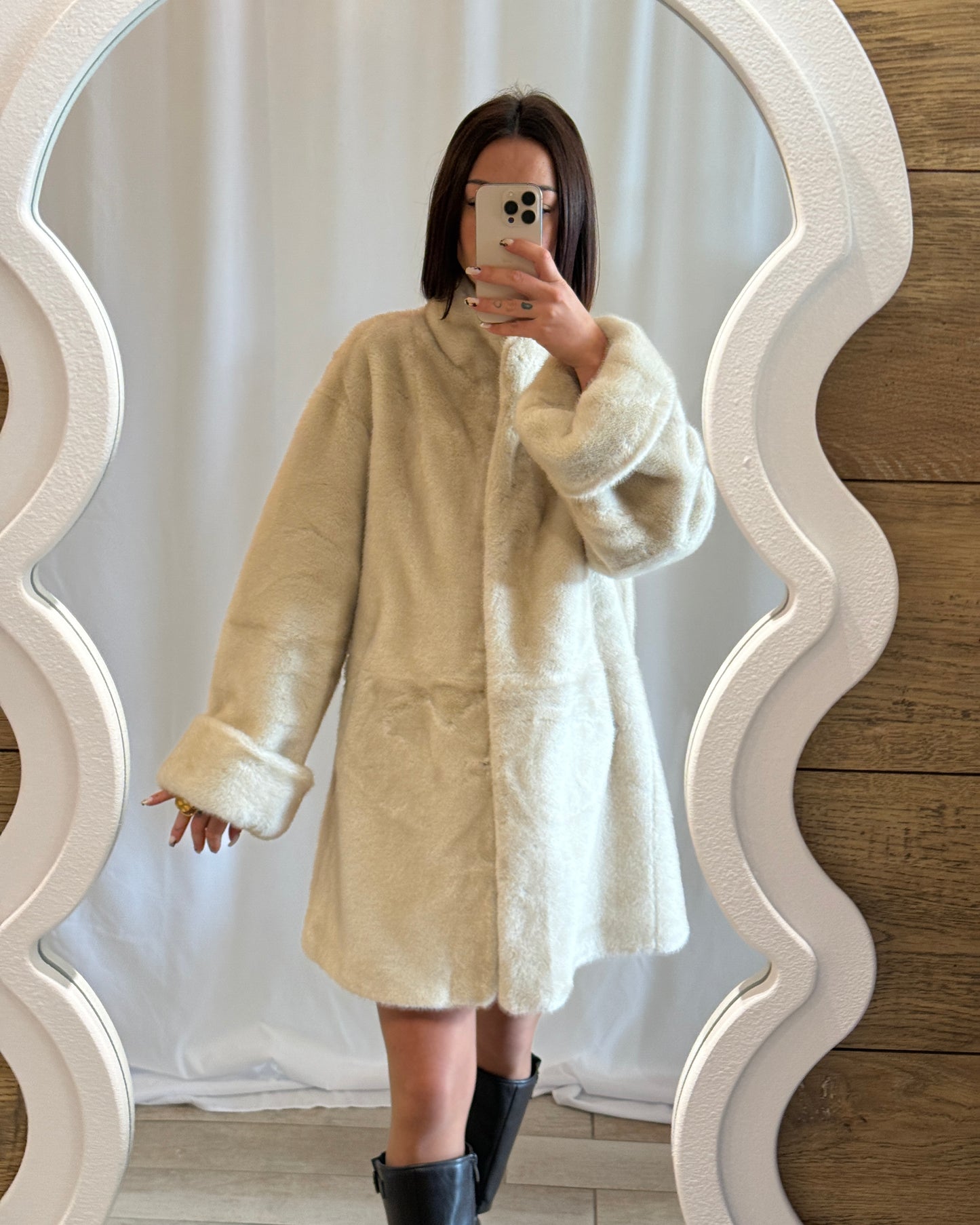 Manteau long en fausse fourrure écru – La Maison de Manon