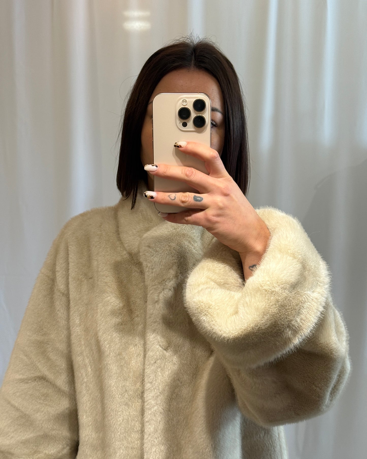 Manteau long en fausse fourrure écru – La Maison de Manon