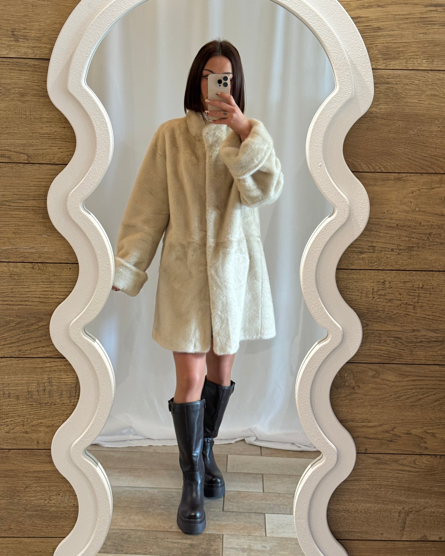 Manteau long en fausse fourrure écru – La Maison de Manon