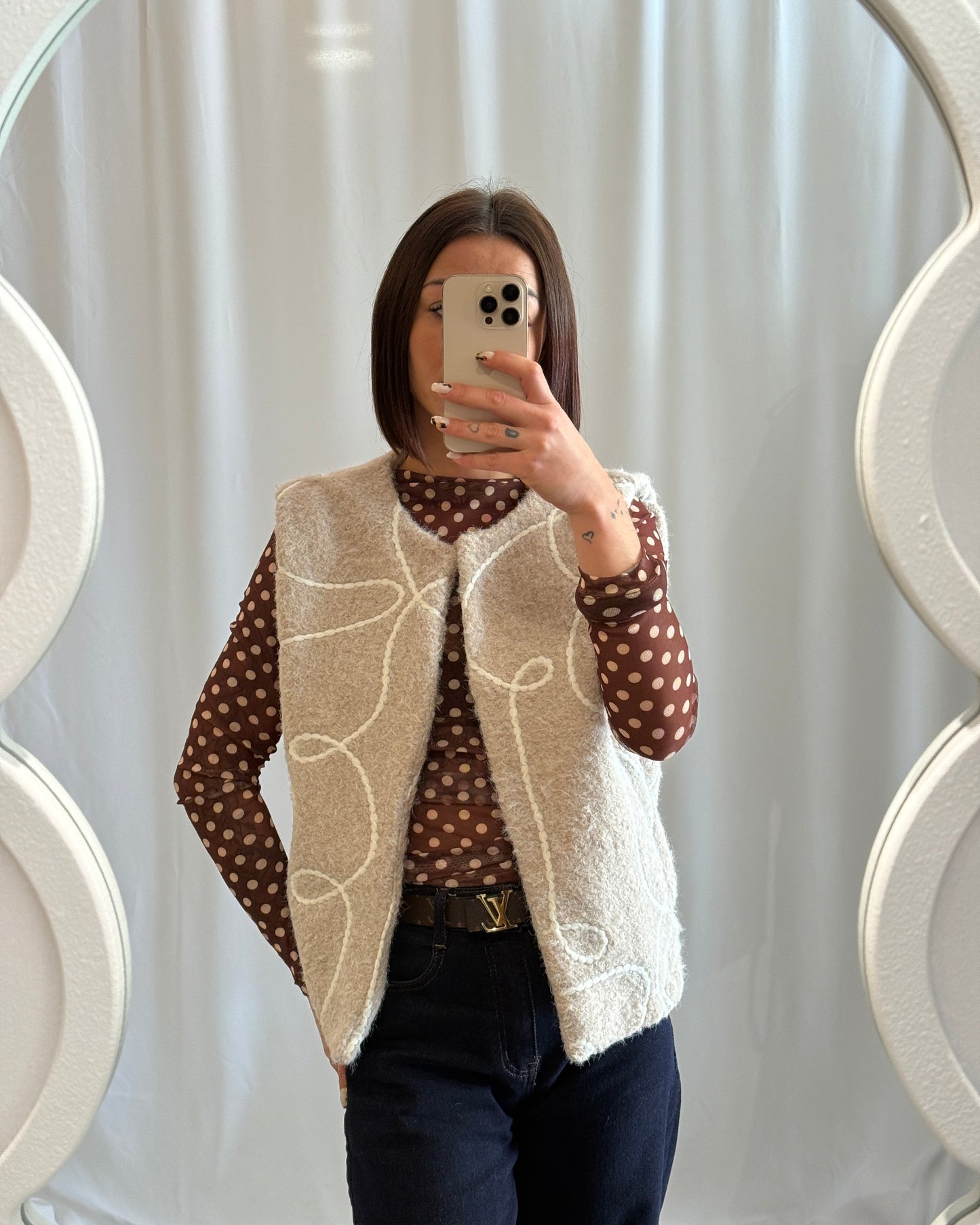 Gilet sans manches beige à broderie blanche – La Maison de Manon
