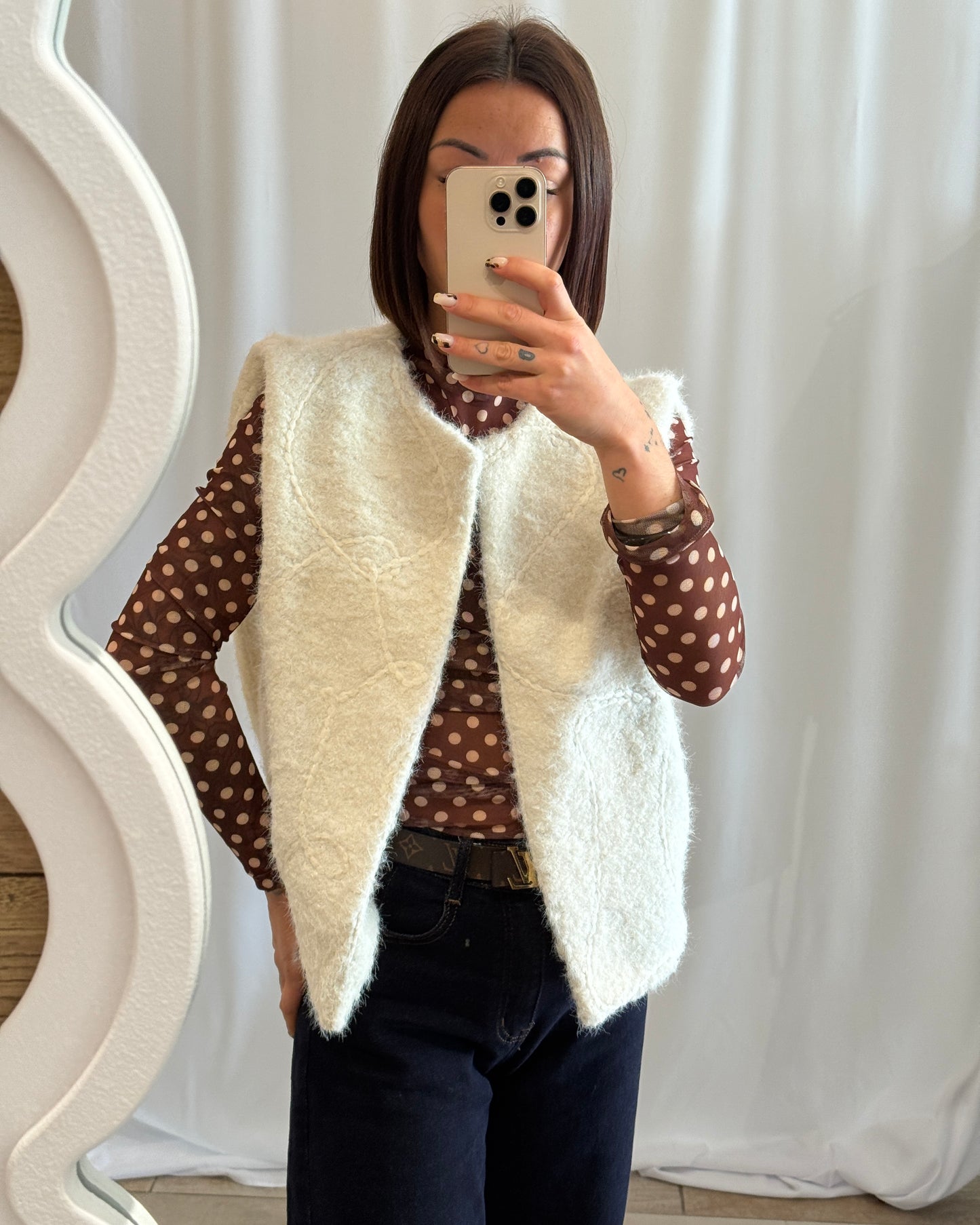 Gilet sans manches écru à broderie – La Maison de Manon