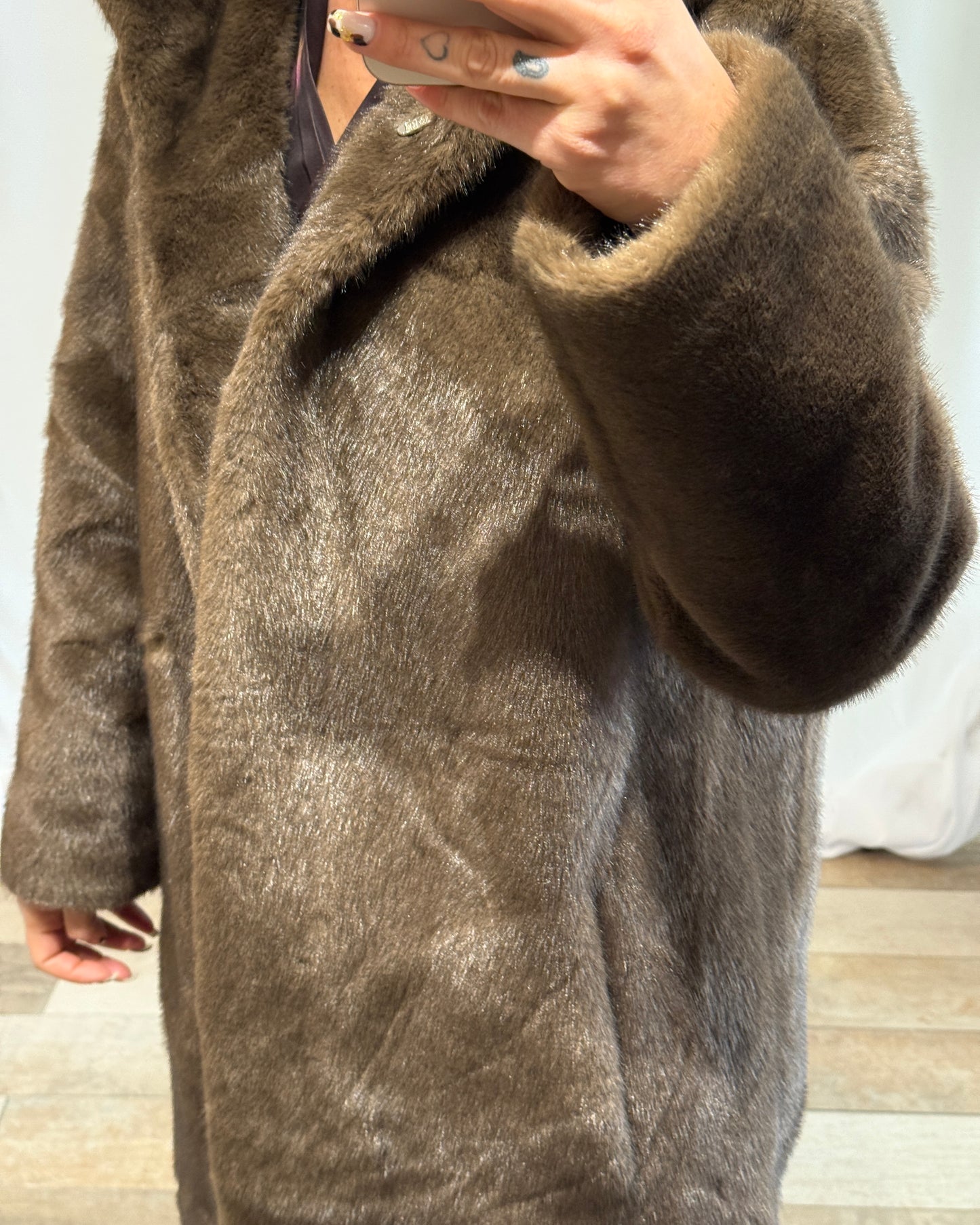 Manteau long en fausse fourrure marron avec capuche – La Maison de Manon