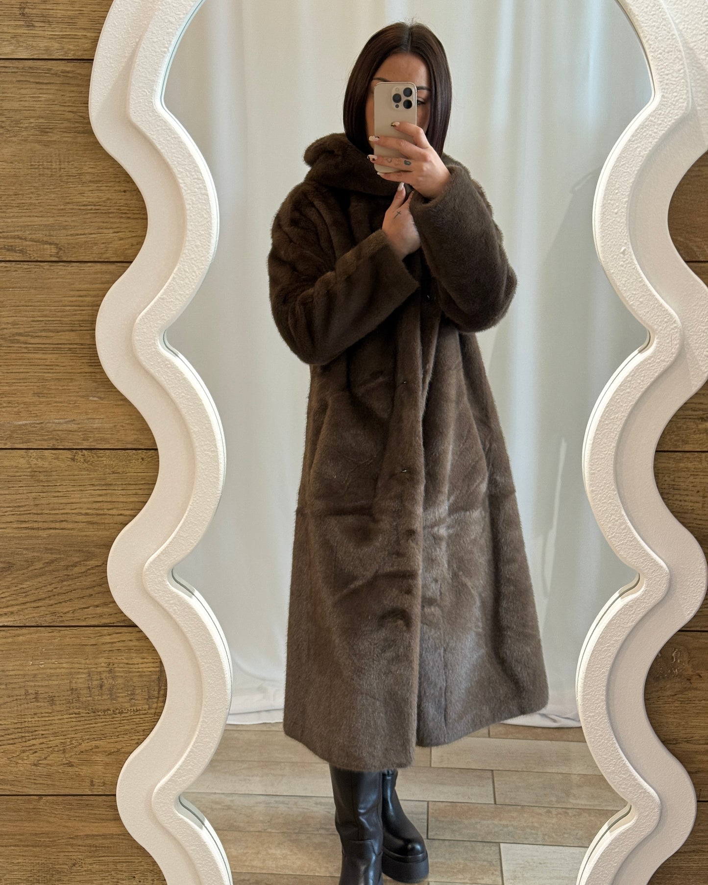 Manteau long en fausse fourrure marron avec capuche – La Maison de Manon
