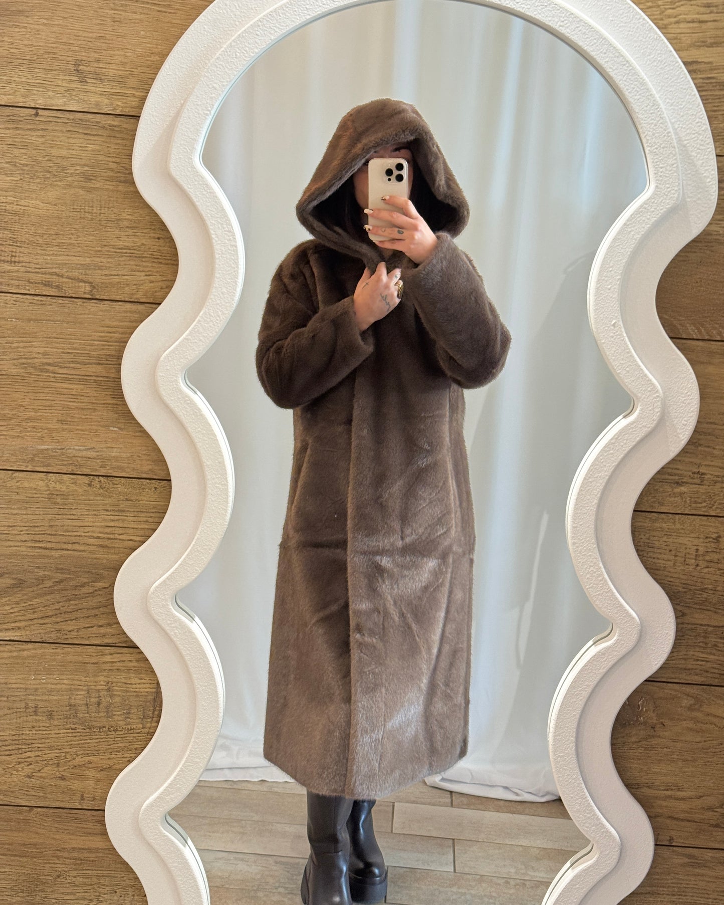 Manteau long en fausse fourrure marron avec capuche – La Maison de Manon