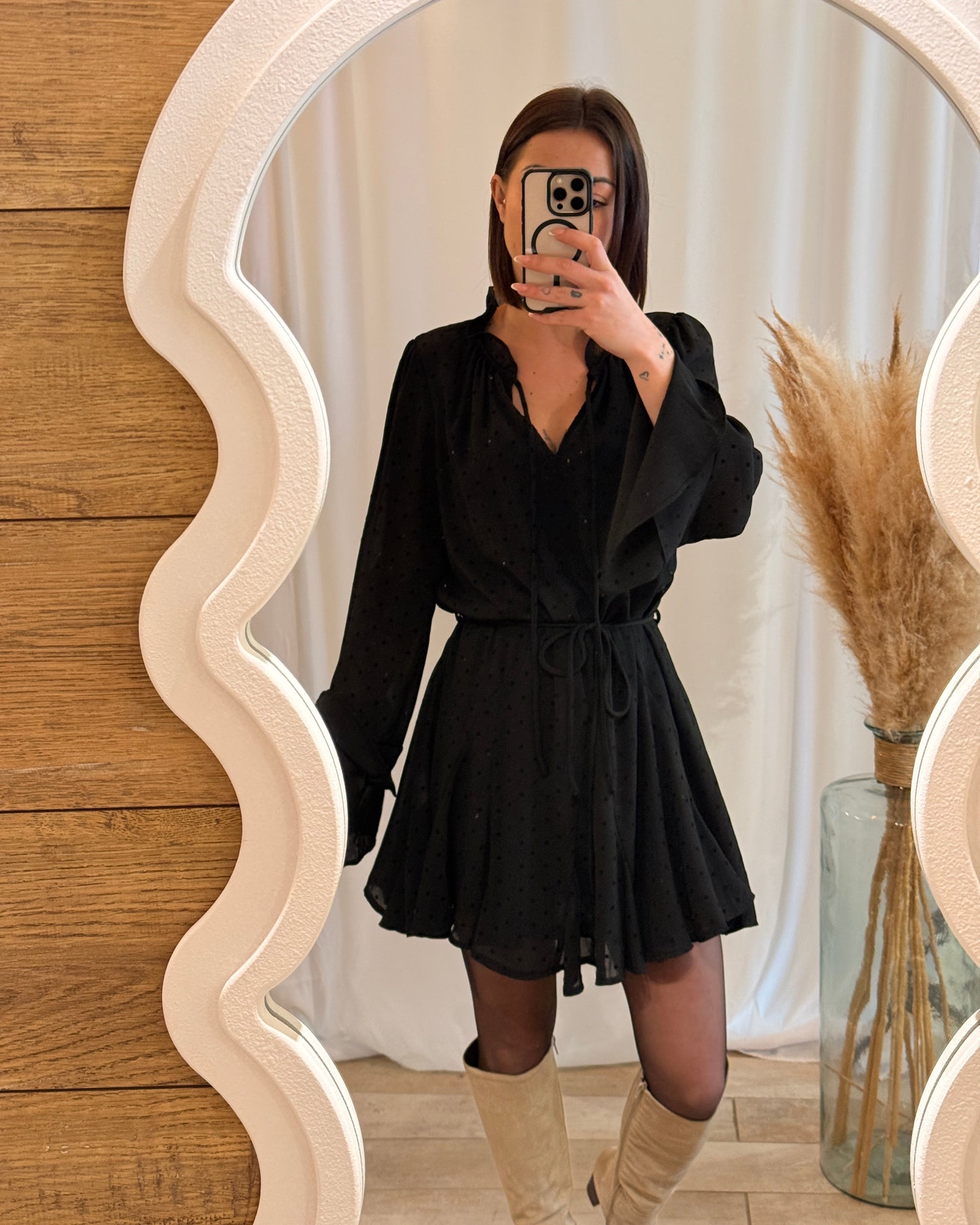 Robe courte noire à pois, taille ceinturée et col froncé – La Maison de Manon
