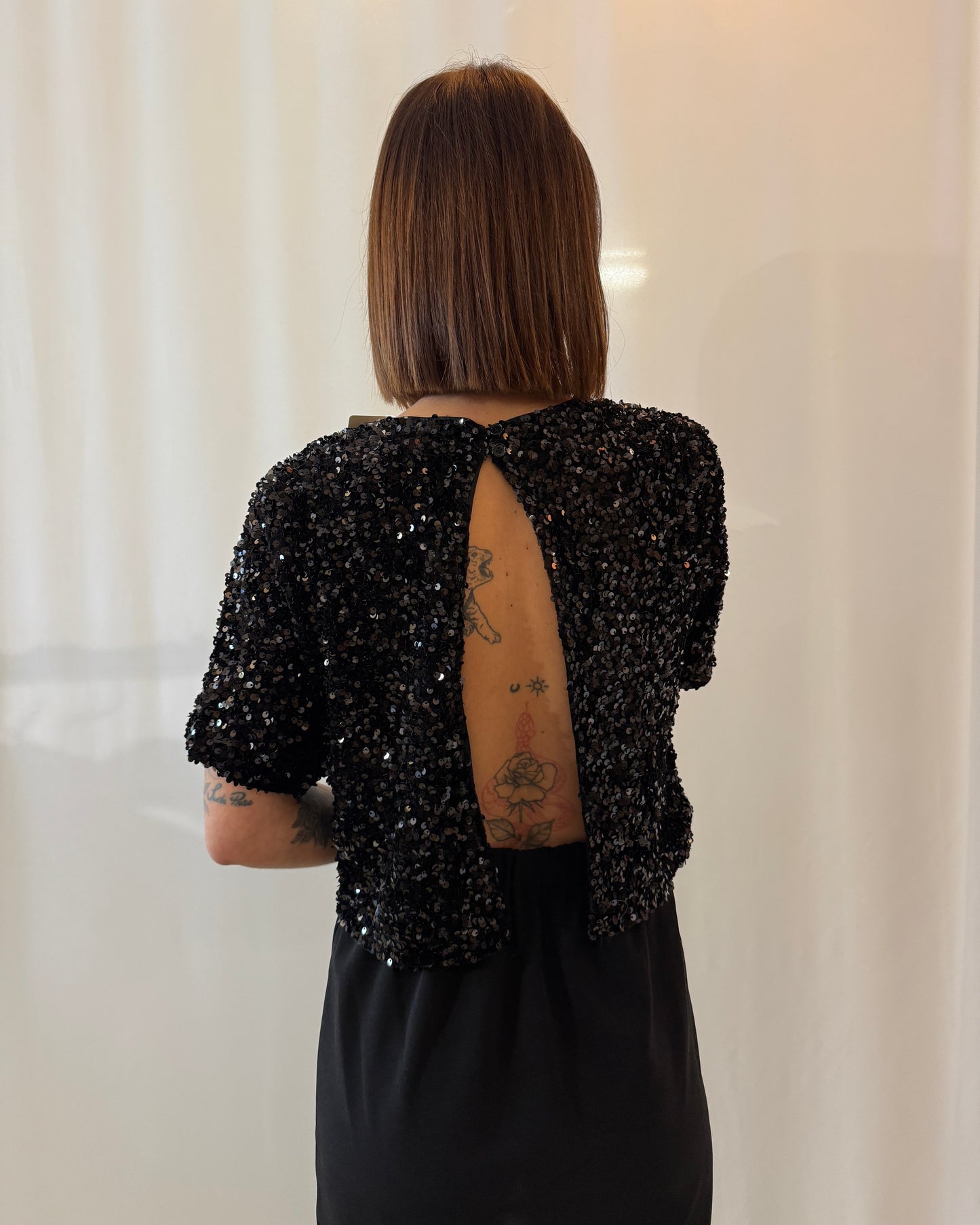 Robe noire sequins dos ouvert - La Maison de Manon