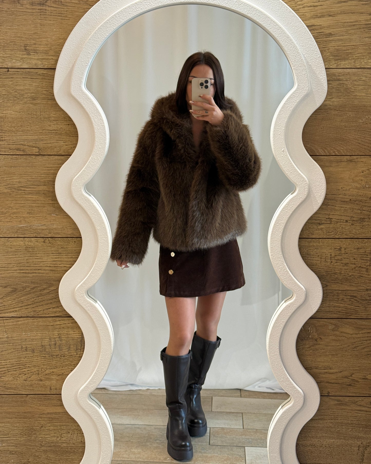 Veste courte en fausse fourrure marron – La Maison de Manon