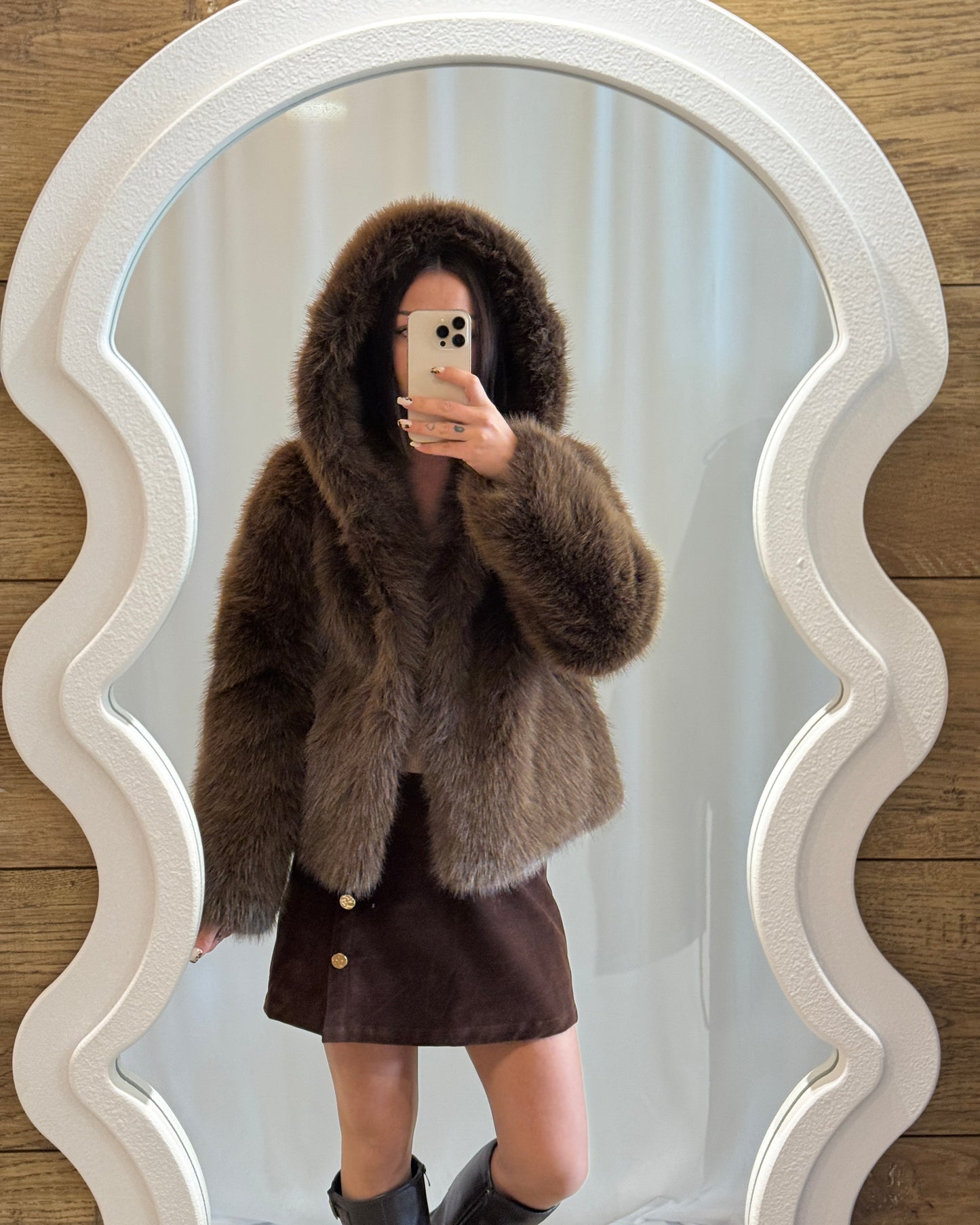 Veste courte en fausse fourrure marron – La Maison de Manon