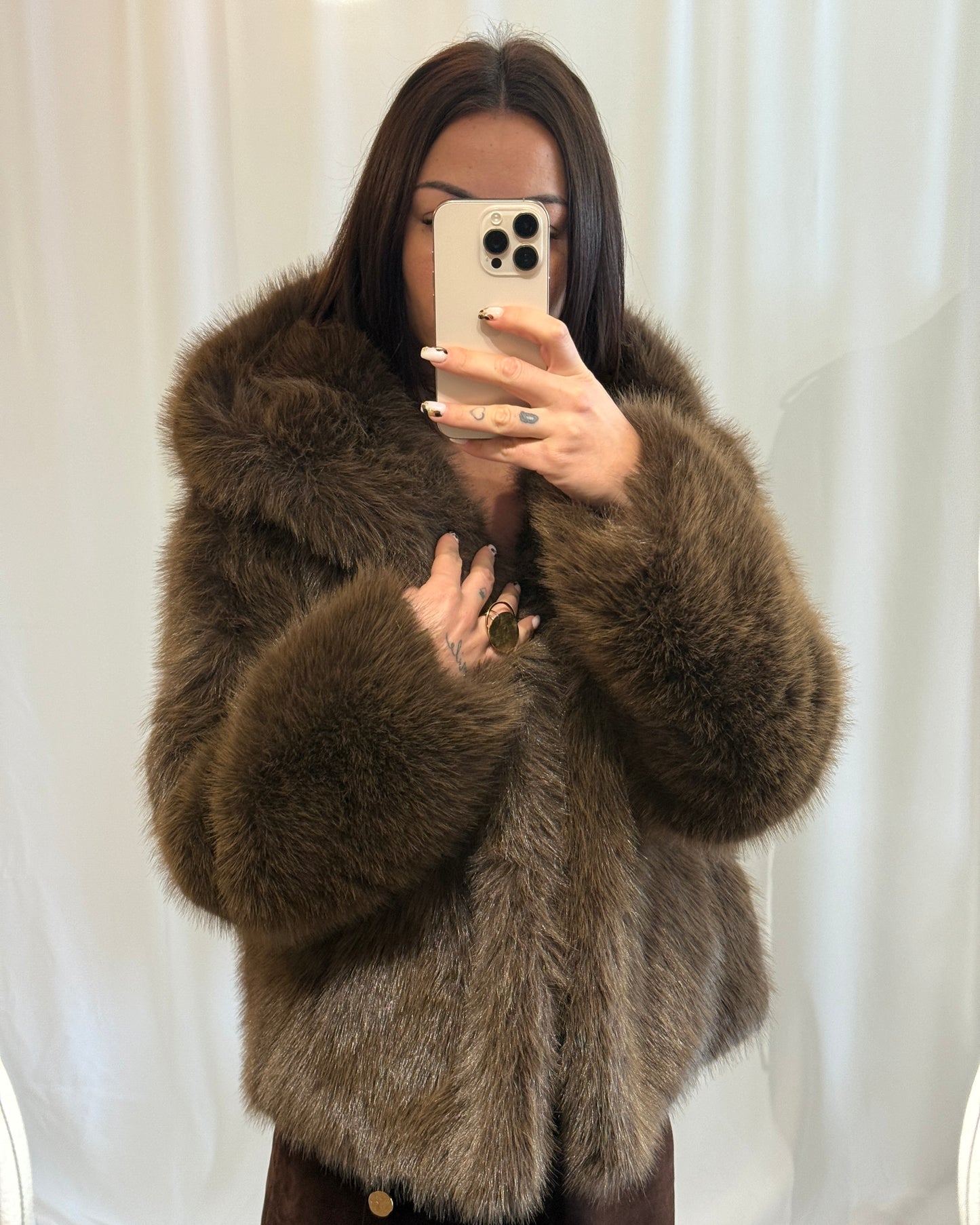 Veste courte en fausse fourrure marron – La Maison de Manon
