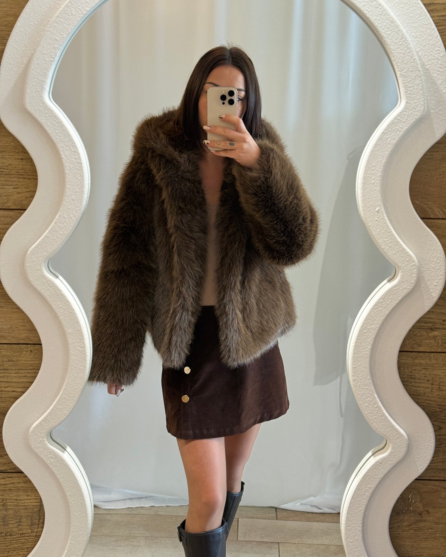 Veste courte en fausse fourrure marron – La Maison de Manon