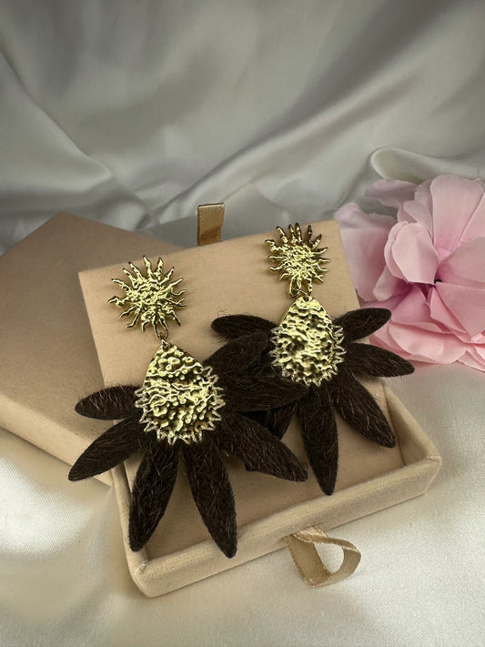 Boucles d’oreilles fleur dorée et marron, Bijou original - La Maison de Manon