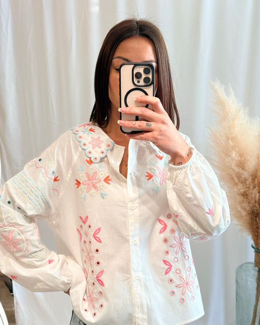 Chemise blanche brodée fleurs pastel - La maison de Manon