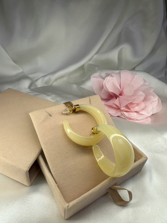 Boucles d’oreilles ivoire effet résine,Créoles modernes - La Maison de Manon