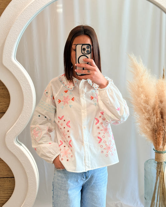 Chemise blanche brodée fleurs pastel - La maison de Manon
