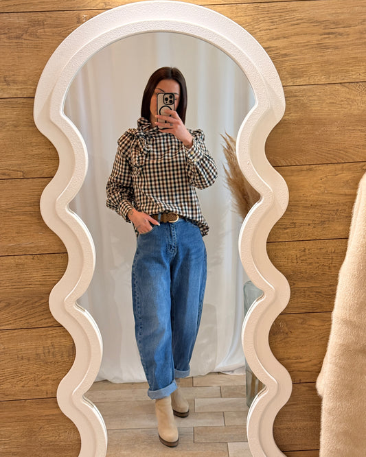 Blouse à carreaux marron et beige, manches longues et volants, style chic – La Maison de Manon