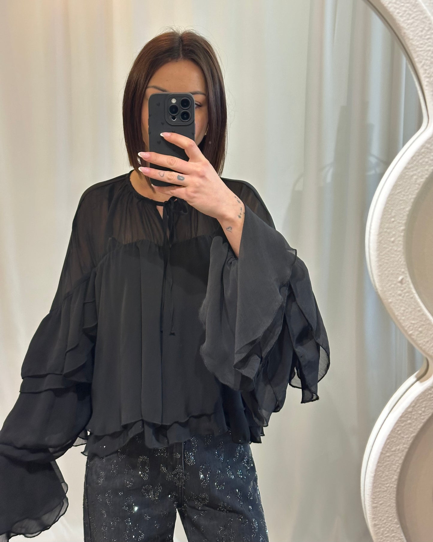 Blouse noire fluide à volants - Chic & féminine - La Maison de Manon