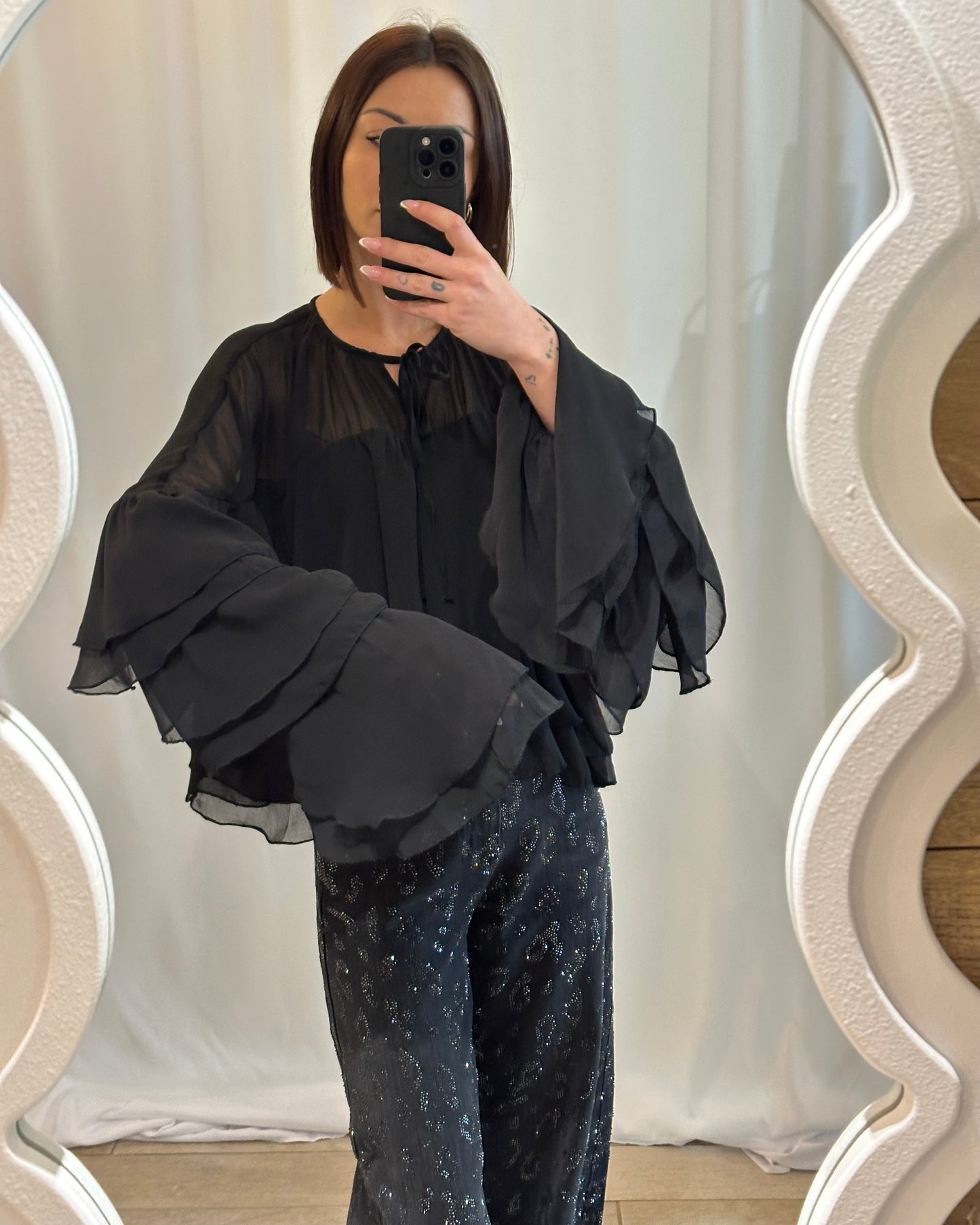 Blouse noire fluide à volants - Chic & féminine - La Maison de Manon