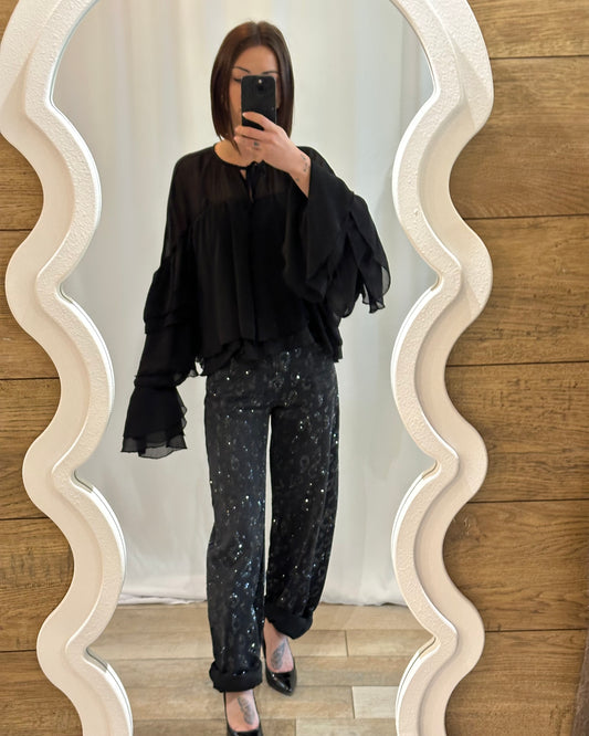 Blouse noire fluide à volants - Chic & féminine - La Maison de Manon