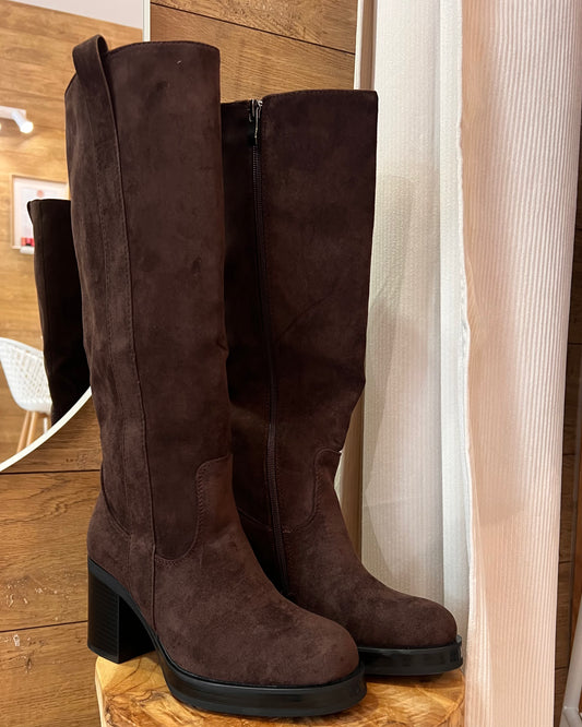 Bottes en suédine marron à talon bloc – La Maison de Manon