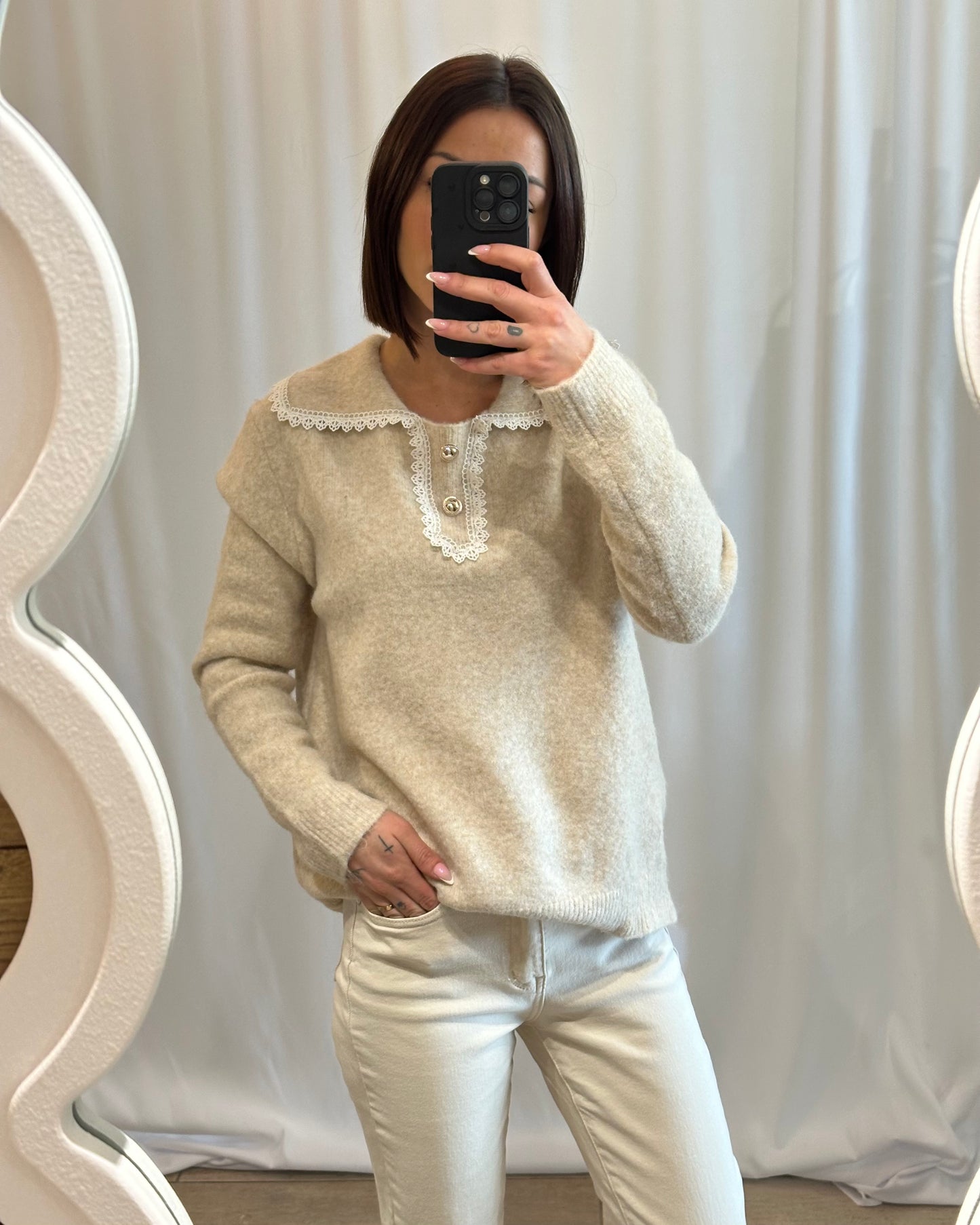 Pull beige col dentelle - La Maison de Manon