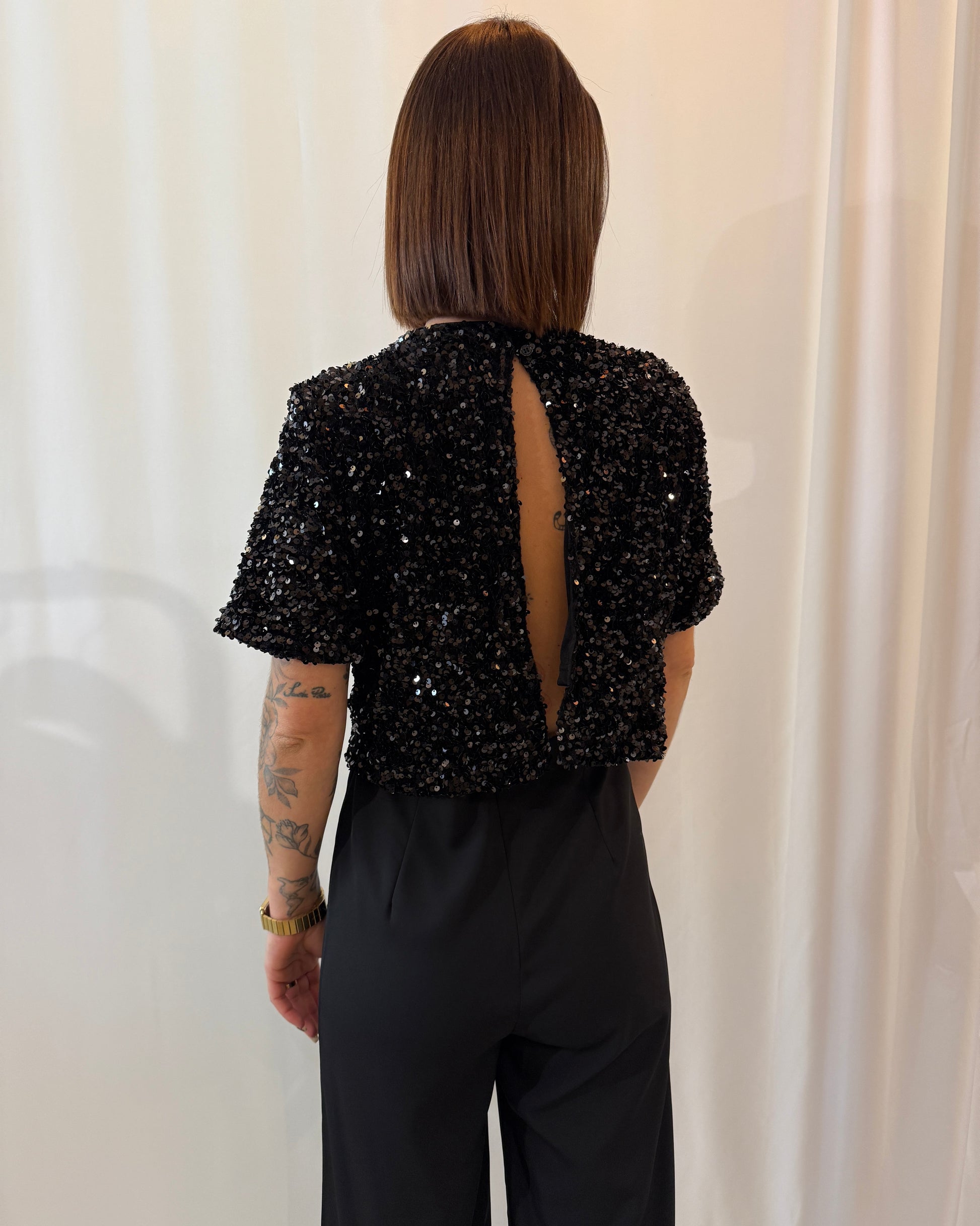 Combinaison noir à sequins dos ouvert - La Maison de Manon