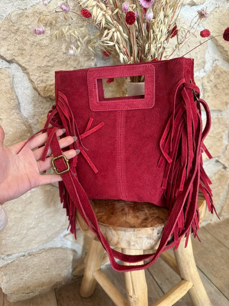 Détail de la sangle réglable et amovible du sac en cuir rouge