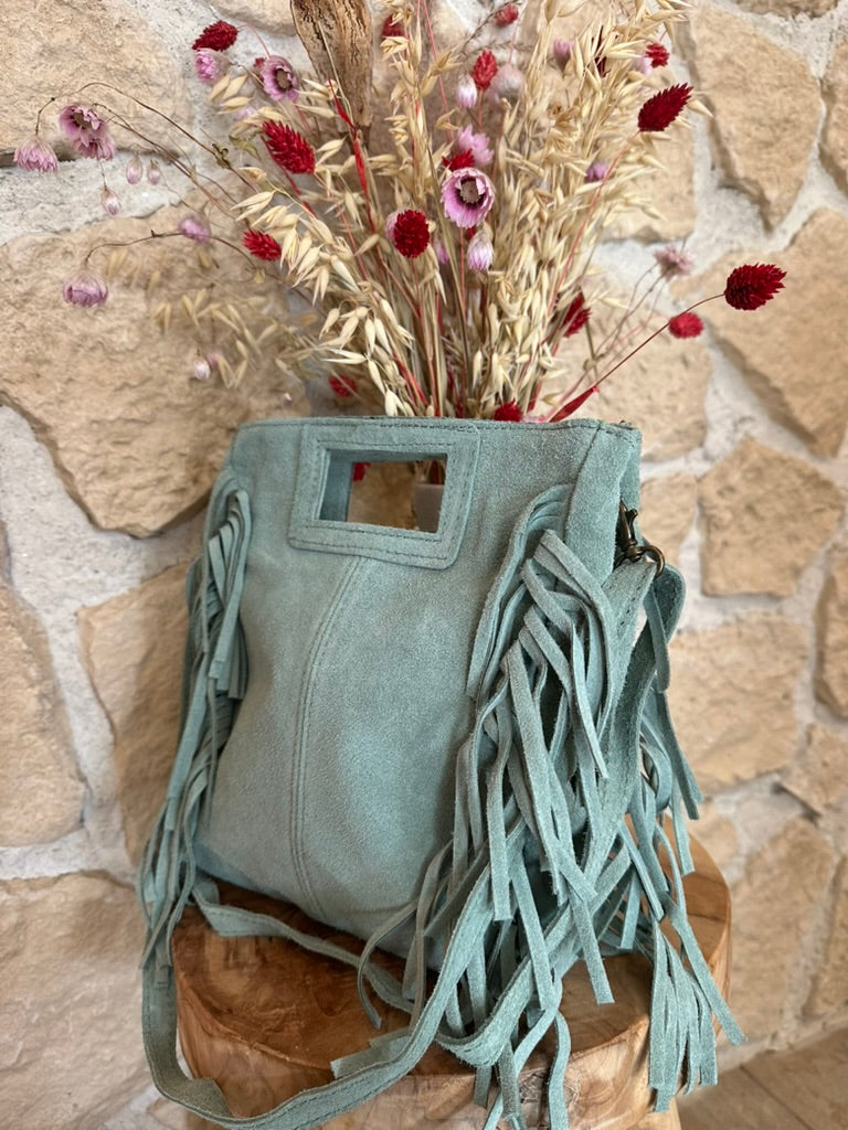 Détail franges latérales sac cuir vert sauge