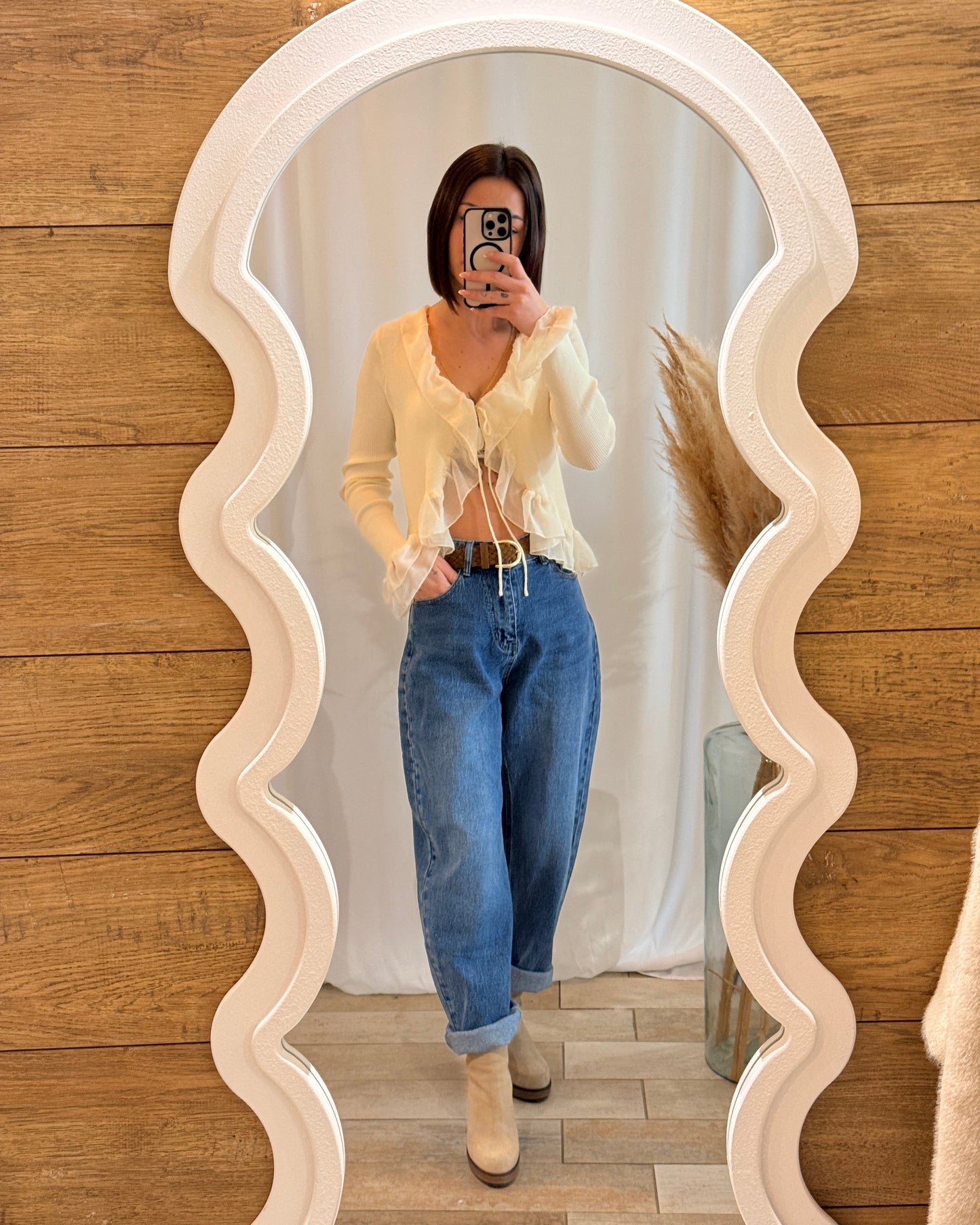 Détail gilet court écru, volants avant et manches, style chic – La Maison de Manon