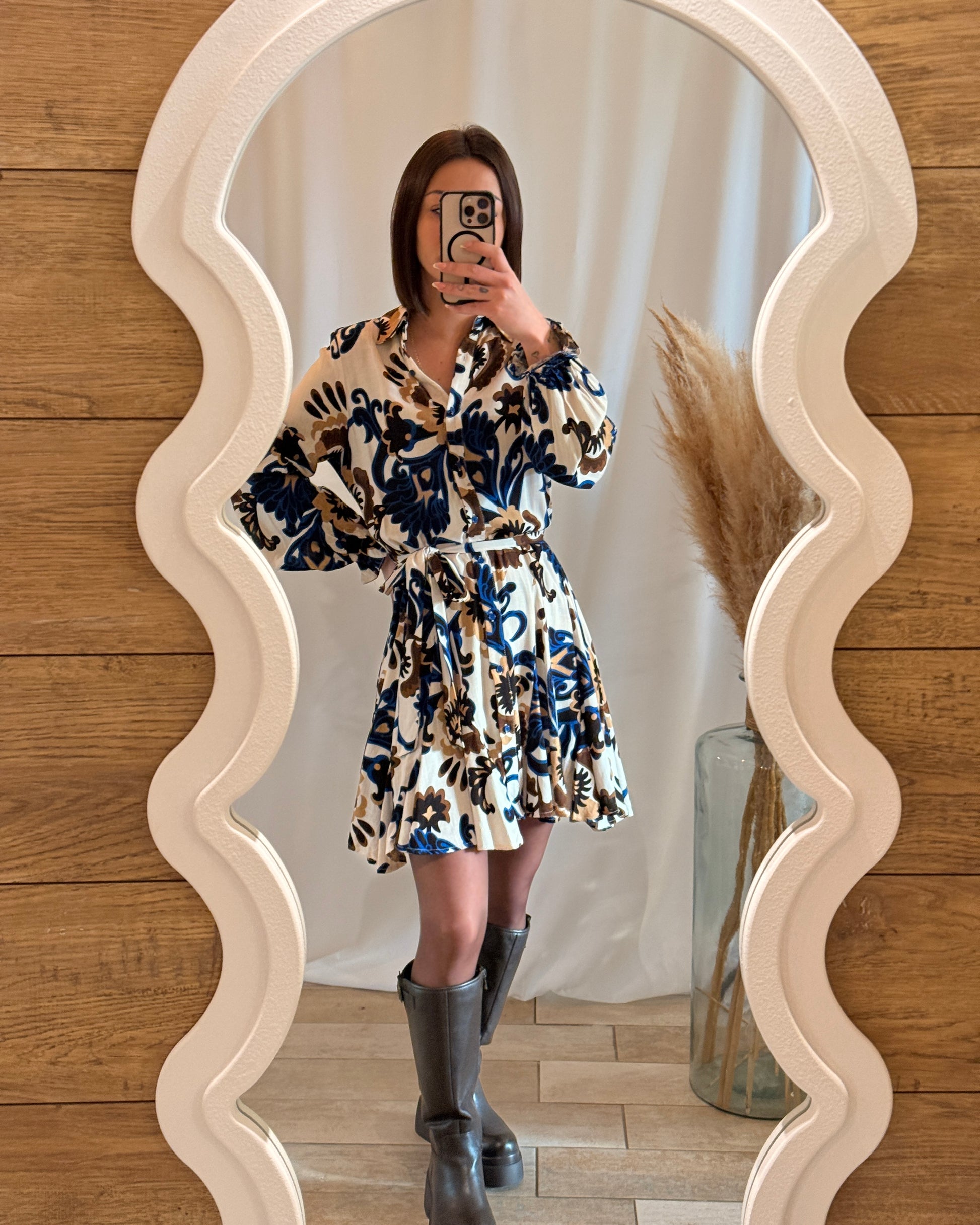 Détail robe chemise imprimée bleu et marron, manches longues, style chic – La Maison de Manon
