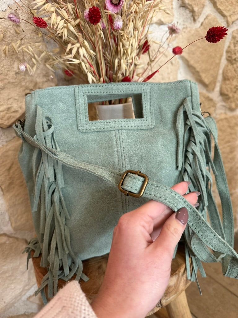 Détail sangle réglable sac cuir vert suédé