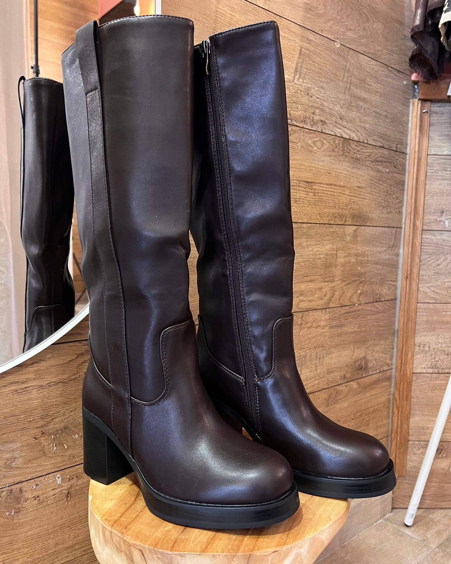 Bottes hautes chocolat à talon | La Maison de Manon