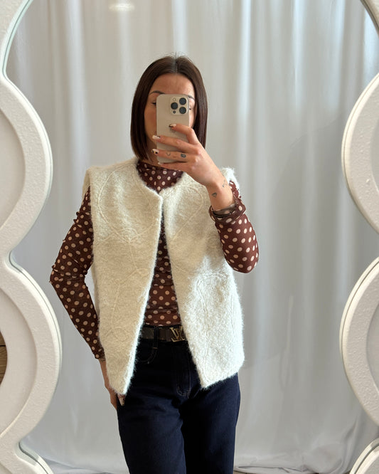 Gilet sans manches écru à broderie ton sur ton – La Maison de Manon