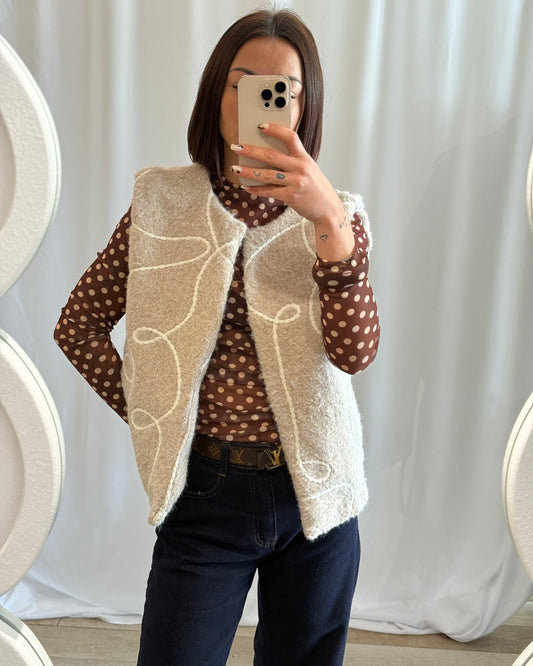 Gilet sans manches beige à broderie blanche – La Maison de Manon