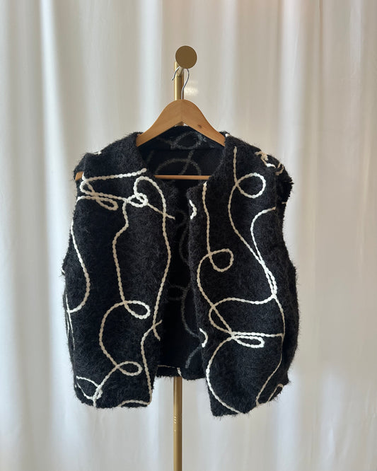 Gilet sans manches noir à broderie blanche – La Maison de Manon