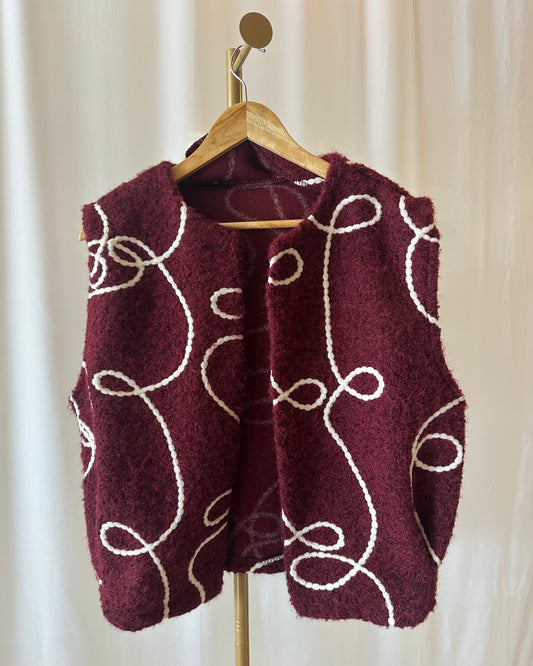 Gilet sans manches violine à broderie blanche – La Maison de Manon