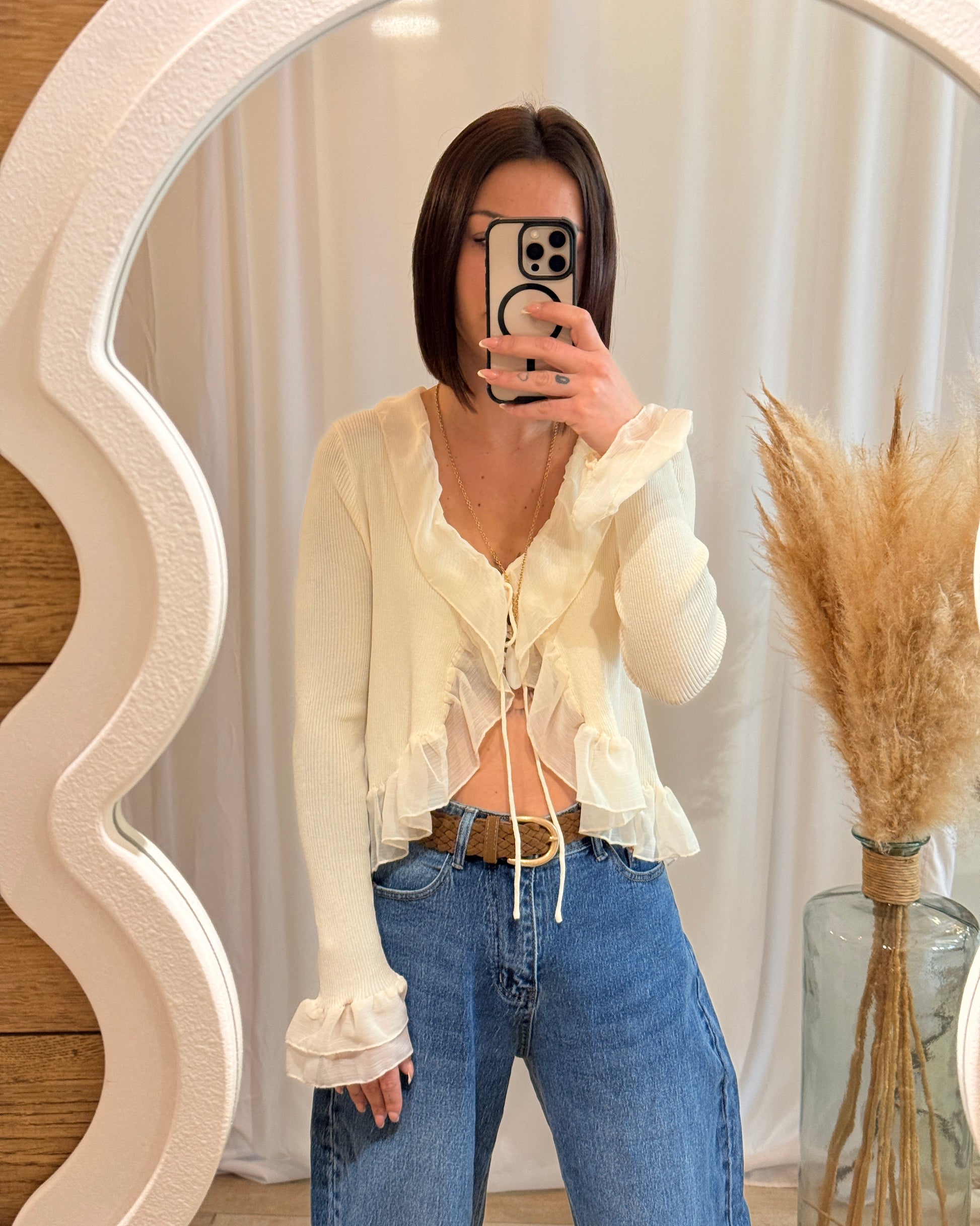 Gilet court écru à volants, manches longues, lien devant – La Maison de Manon
