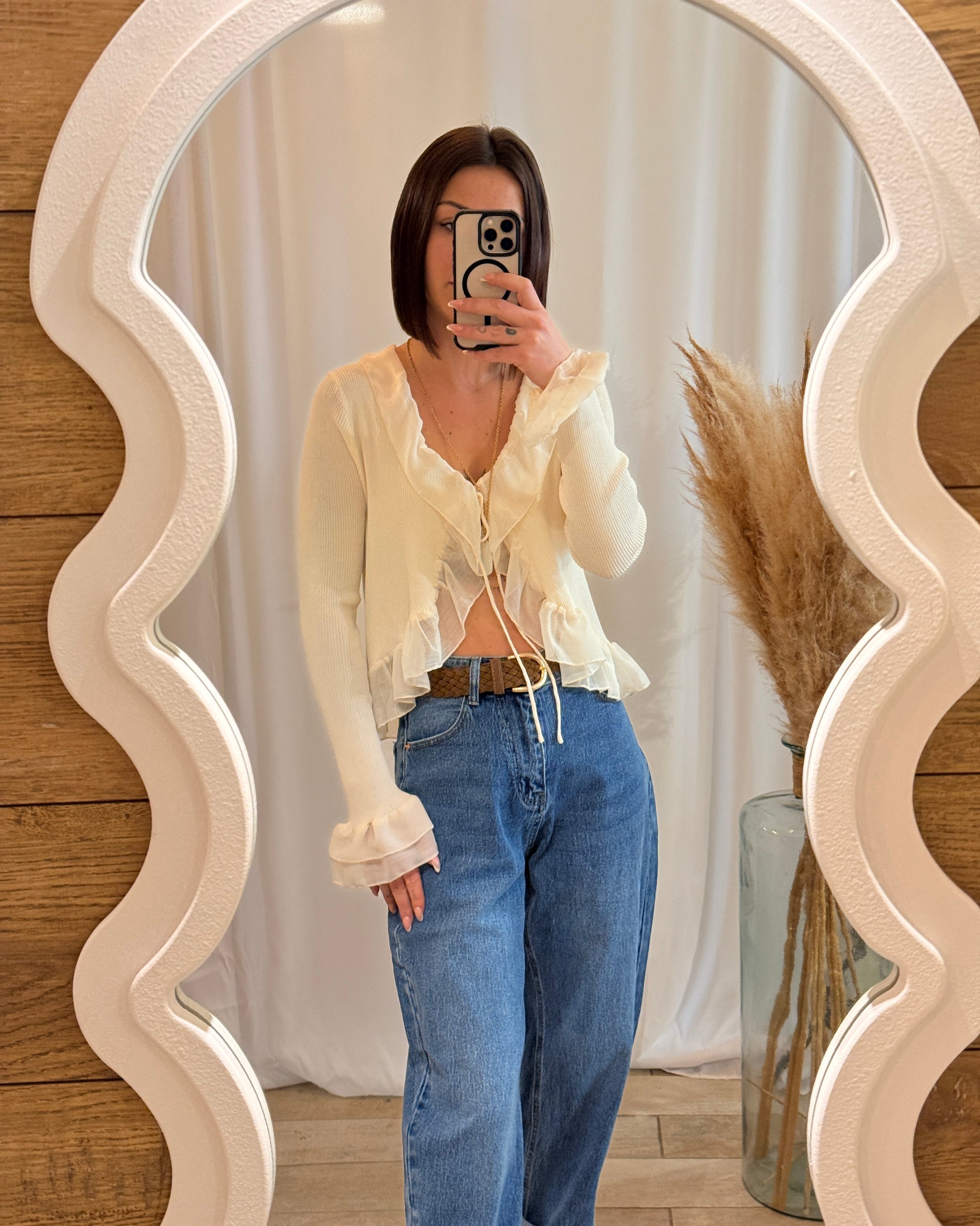 Gilet écru volanté, détail fluide sur le devant, coupe féminine – La Maison de Manon