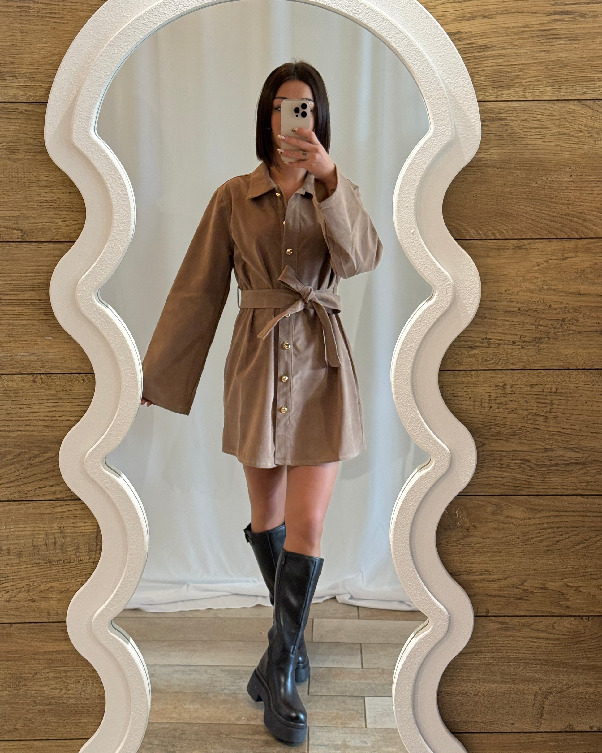 Robe chemise en suédine beige taupe – La Maison de Manon