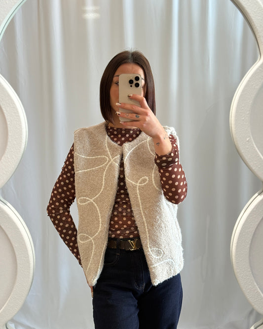 Gilet sans manches beige à broderie blanche – La Maison de Manon