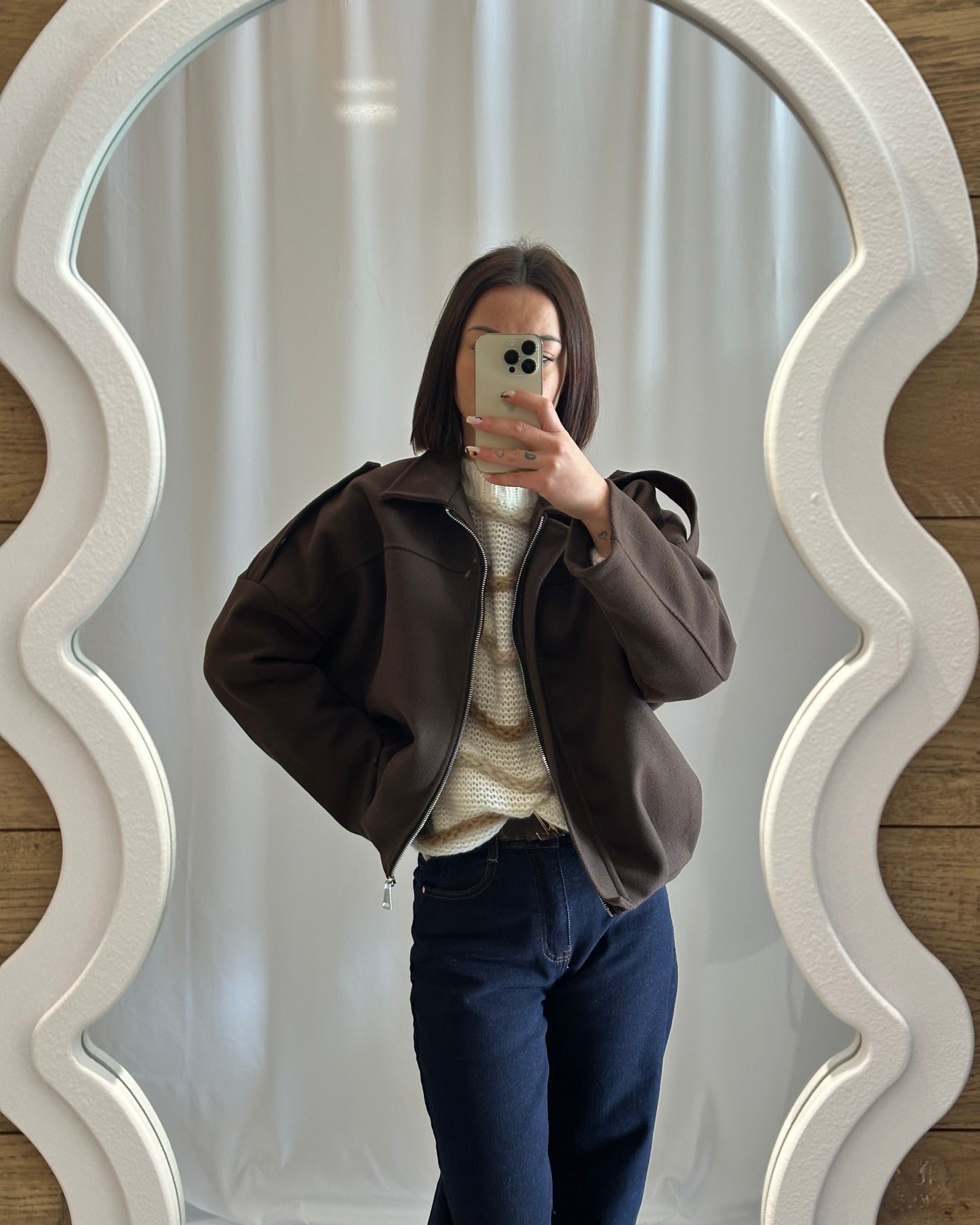 Pull écru à rayures marrons et taupe – La Maison de Manon