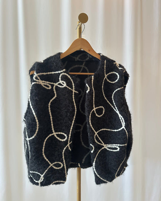 Gilet sans manches noir à broderie blanche – La Maison de Manon