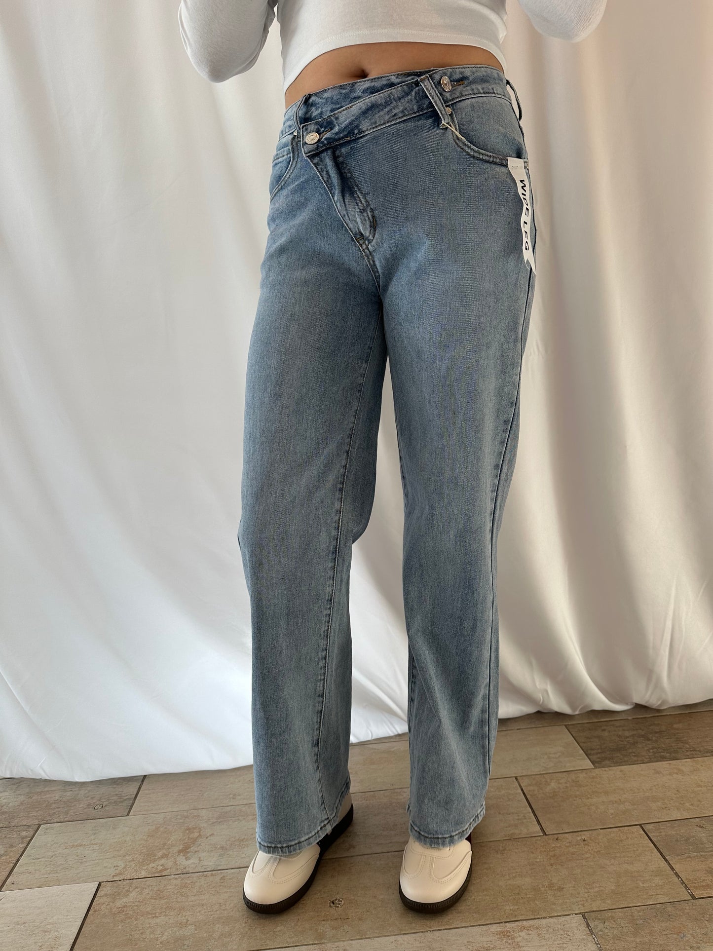 Jean bleu clair femme coupe droite avec fermeture croisée – vue de face – La Maison de Manon Lisieux