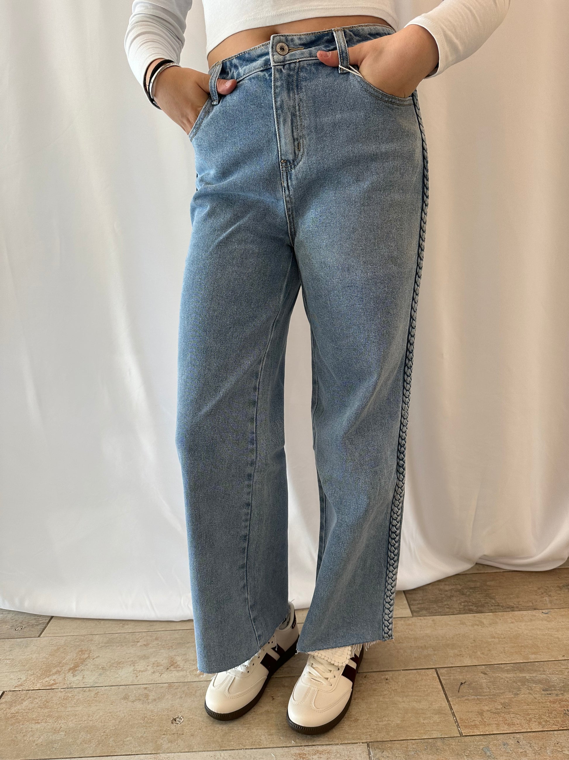 Jean bleu clair femme coupe large avec bande tressée – vue de face – La Maison de Manon Lisieux